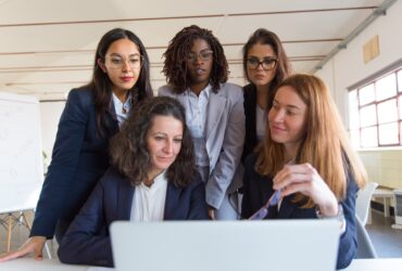 grupo de mulheres de negocios trabalhando com laptop