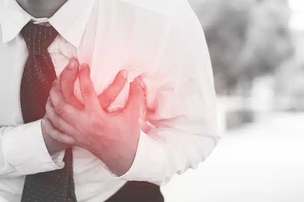homem com dor no peito ataque cardiaco ao ar livre ou o exercicio intenso faz com que o corpo cause choques nas doencas cardiacas 109549 1429
