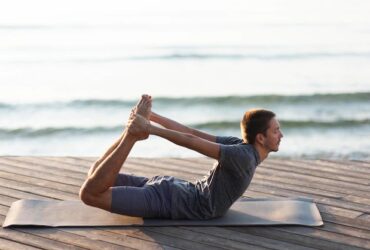 homem fazendo ioga perto do mar 23 2148717161