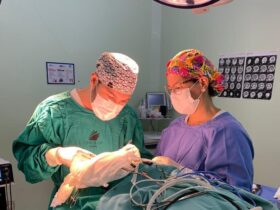 O procedimento contou com o empenho das equipes da neurocirurgia e do centro cirúrgico do hospital  - Foto por: SES-MT