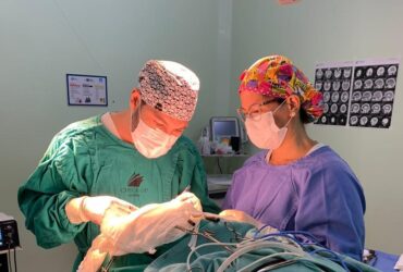 O procedimento contou com o empenho das equipes da neurocirurgia e do centro cirúrgico do hospital  - Foto por: SES-MT