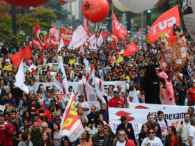 São Paulo - Manifestação das centrais sindicais CUT, Força, UGT, CTB, CSB, CGTB, NCST e CSP-Conlutas e Intersindical, contra a retirada de direitos trabalhistas na Avenida Paulista (Rovena Rosa/Agência Brasil )
