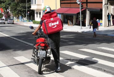 Motoboy, usa máscara de proteção contra covid-19 na rua da Consolação Por: Rovena Rosa/Agência Brasil