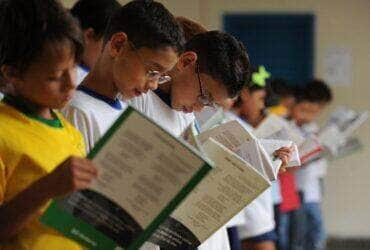 Alunos da Escola Classe da 206 Sul aprendem sobre a importância de cuidar bem dos livros didáticos, que nos anos seguintes deverão ser usados por outros estudantes. Por: Marcello Casal Jr/Agencia Brasil