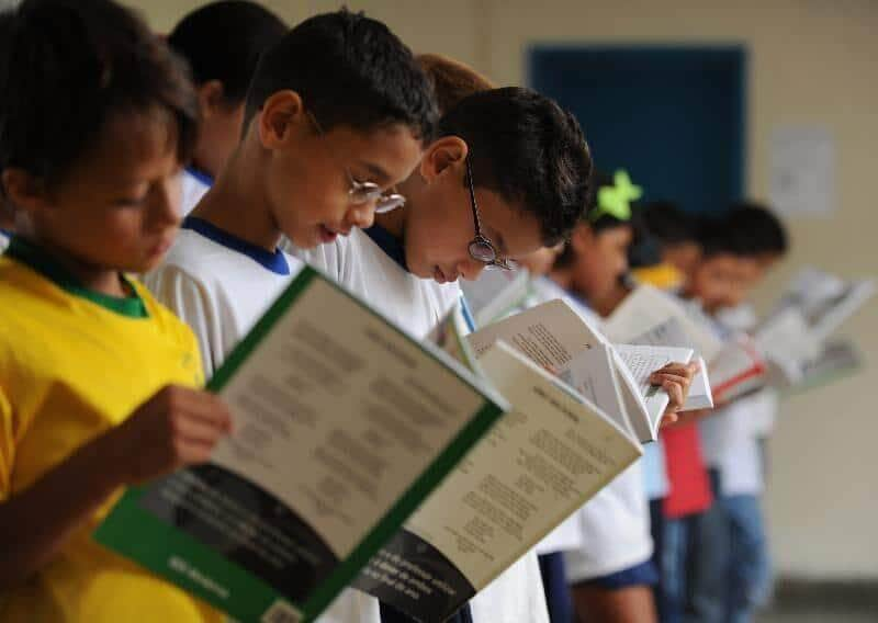 Alunos da Escola Classe da 206 Sul aprendem sobre a importância de cuidar bem dos livros didáticos, que nos anos seguintes deverão ser usados por outros estudantes. Por: Marcello Casal Jr/Agencia Brasil