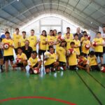kits esportivos sao entregues para alunos do projeto futebol de rua