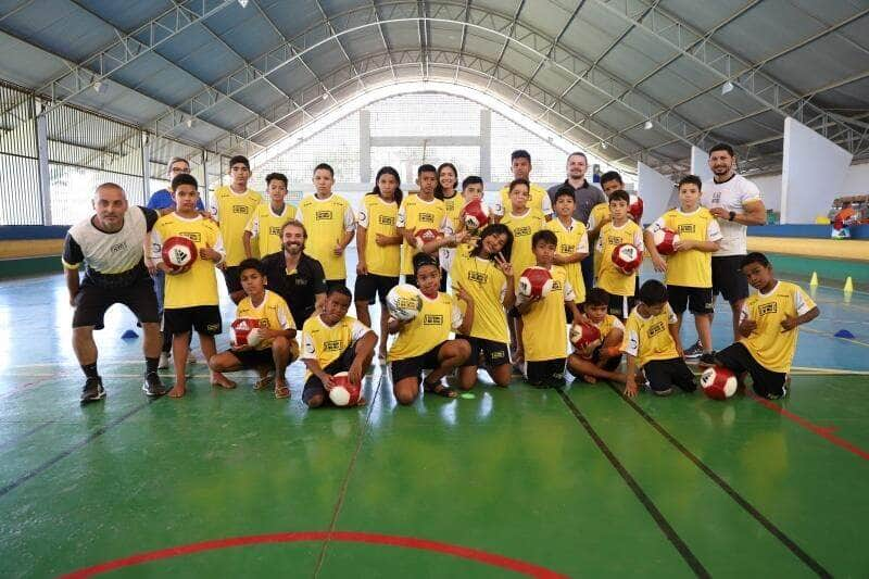 kits esportivos sao entregues para alunos do projeto futebol de rua