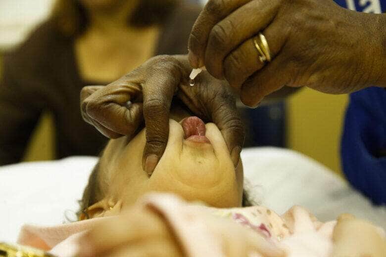 Crianças com idade entre 1 ano e menores de 5 são vacinadas no posto de saúde Heitor Beltrão, na Tijuca, zona norte do Rio, para receber a dose contra a pólio e contra o sarampo. Por: Tomaz Silva/Agência Brasil
