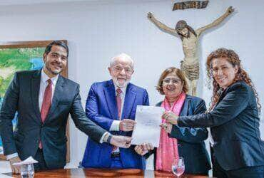 Presidente Lula aprova parecer da AGU que prevê demissão a servidor público federal que praticar assédio sexual. Na foto, advogado-geral da União, Jorge Messias; presidente Lula; ministra das Mulheres, Cida Gonçalves; e ministra da Gestão, Esther Dweck. Por: Ricardo Stuckert/PR