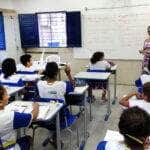 Recife – Alunos da Escola Municipal Abílio Gomes, na capital pernambucana, usam livros didáticos que podem ser proibidos pela Câmara de Vereadores (Sumaia Vilela / Agência Brasil)