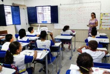 Recife – Alunos da Escola Municipal Abílio Gomes, na capital pernambucana, usam livros didáticos que podem ser proibidos pela Câmara de Vereadores (Sumaia Vilela / Agência Brasil)