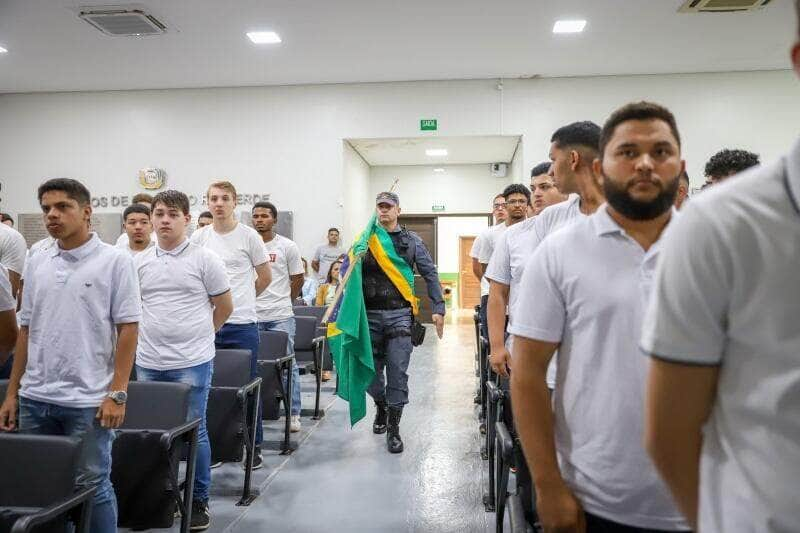 mais de 180 jovens prestam juramento a bandeira nesta sexta feira 07