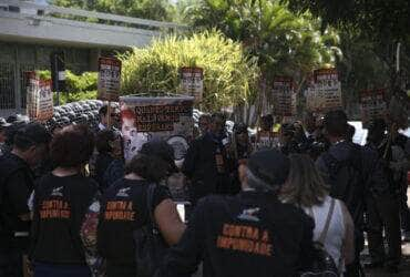 Brasília - O Sindicato Nacional dos Auditores Fiscais do Trabalho realiza ato de protesto para cobrar o cumprimento da sentença dos mandantes da Chacina de Unaí (MG), ocorrida há 14 anos( José Cruz/Agência Brasil) Por: José Cruz/Agência Brasil