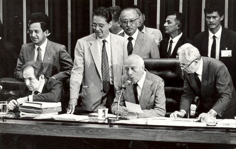 Brasília - A Assembleia Nacional Constituinte completa 30 anos de instalação. A assembleia resultou na Constituição de 1988. Na foto, o dia da promulgação do texto na assembleia (Arquivo/Agência Brasil)