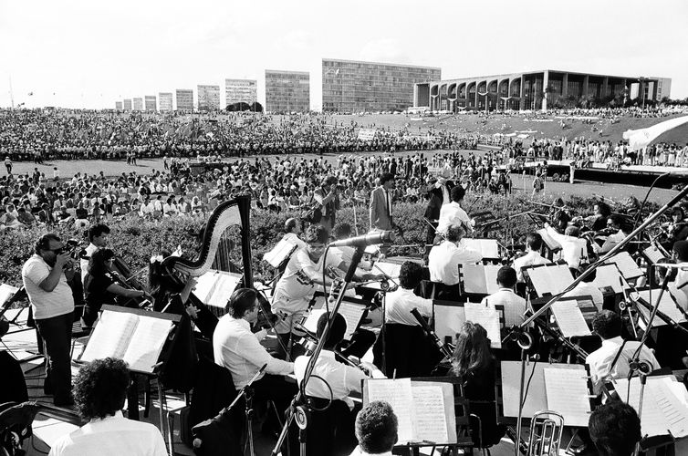 Brasília - A Assembleia Nacional Constituinte completa 30 anos de instalação. A assembleia resultou na Constituição de 1988. Público acompanhou no gramado do Congresso o dia da promulgação do texto (Arquivo/Agência Brasil) 