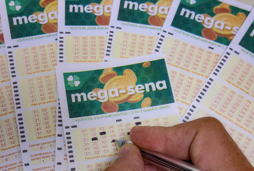 22/06/2023 - Brasília - Volantes da Mega Sena sendo preenchidos para apostas em casas lotéricas da Caixa. Foto: Rafa Neddermeyer/Agência Brasil/Arquivo