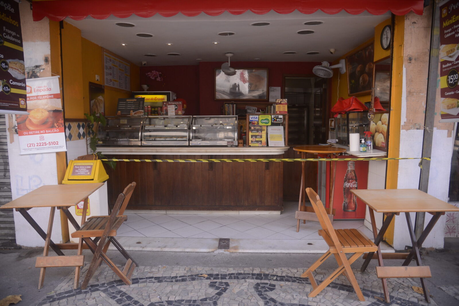 Lanchonetes, bares e restaurantes do Rio de Janeiro reabrem com restrição de horário, lotação e distância entre mesas. Por: Tânia Rêgo/Agência Brasil