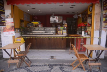 Lanchonetes, bares e restaurantes do Rio de Janeiro reabrem com restrição de horário, lotação e distância entre mesas. Por: Tânia Rêgo/Agência Brasil