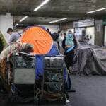 ministro diz que afegaos acampados em aeroporto vao ficar em hoteis scaled 1