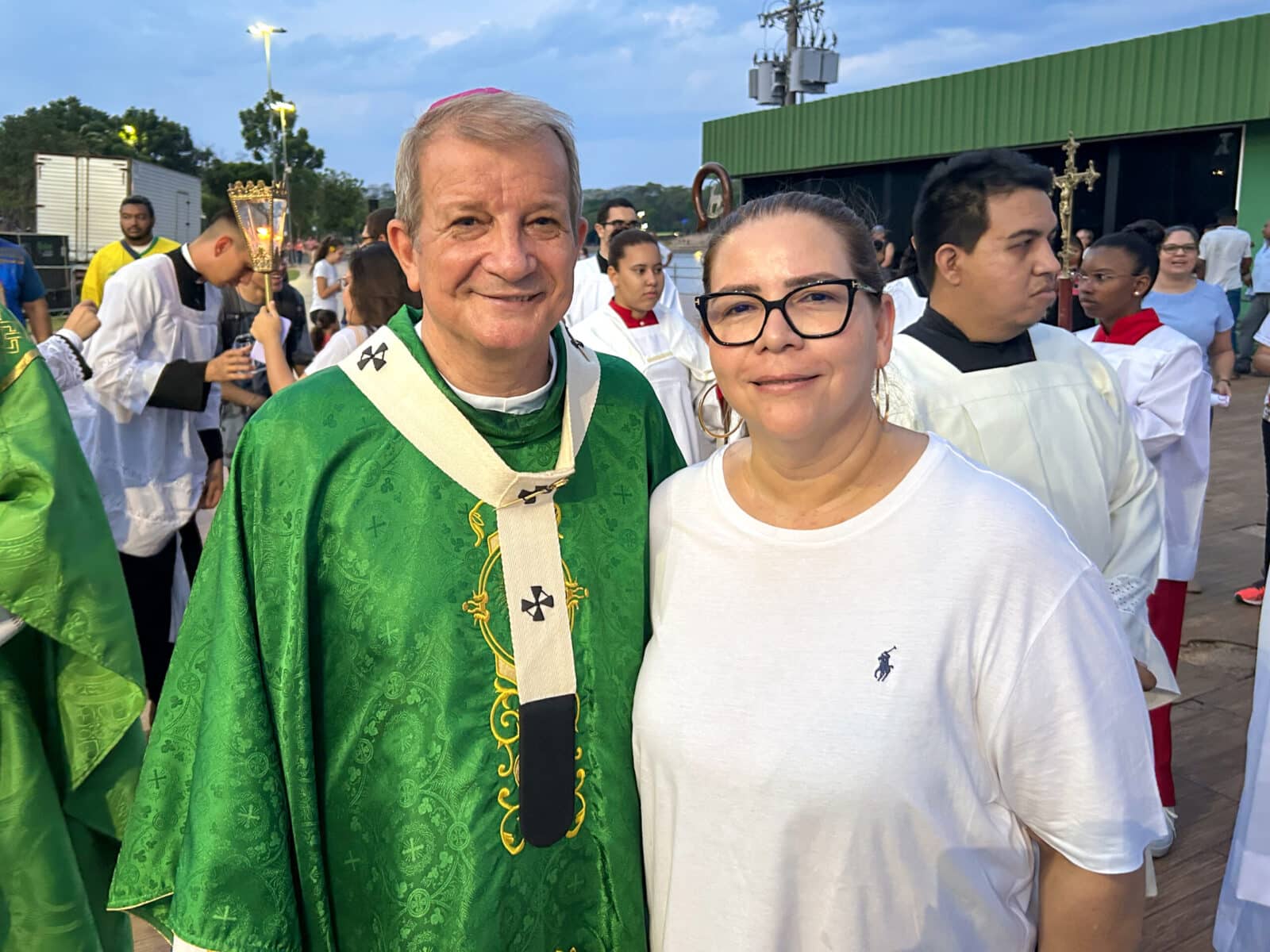 Bispo Dom Mário e a chefe de gabinete da Unaf, Maria Fernanda Ferri, representante da primeira-dama de MT, Virginia Mendes              Crédito - Vânia Neves