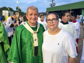 Bispo Dom Mário e a chefe de gabinete da Unaf, Maria Fernanda Ferri, representante da primeira-dama de MT, Virginia Mendes              Crédito - Vânia Neves