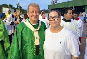 Bispo Dom Mário e a chefe de gabinete da Unaf, Maria Fernanda Ferri, representante da primeira-dama de MT, Virginia Mendes              Crédito - Vânia Neves