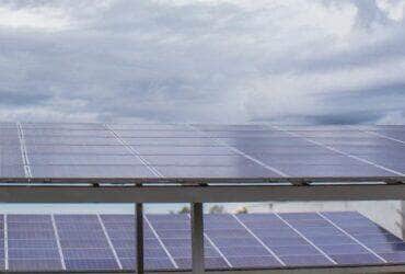 Jovem morre após sofrer descarga elétrica durante instalação de placas solares em Barra do Garças