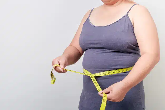 mulher com excesso de peso medindo sua barriga gorda 41471 9780