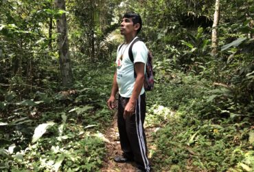 O guia Raimundo Vasconcelos acompanhou a equipe da TV Brasil em uma caminhada de 7 quilômetros pela floresta amazônica; Por: Divulgação TV Brasil
