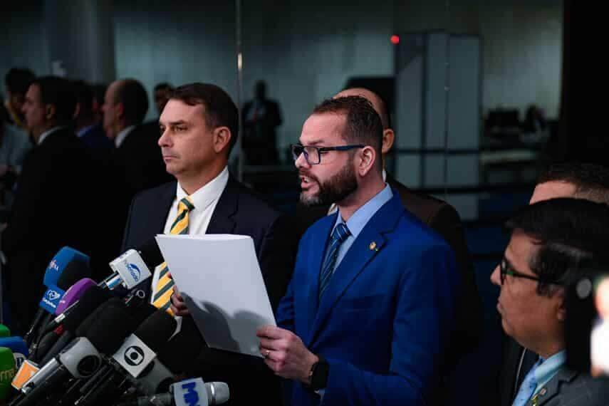 parlamentares da oposicao protocolam pedido de impeachment de barroso