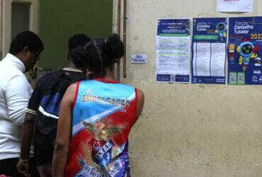 Rio de Janeiro (RJ), 01/10/2023 - Eleitores comparecem em posto de votação de eleição para conselhos tutelares, na Escola Municipal Celestino da Silva, região central da cidade. Foto:Tânia Rêgo/Agência Brasil