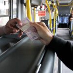 passageiro paga passagem em onibus urbano