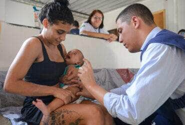 Rio de Janeiro (RJ), 21/08/2023 – O técnico em enfermagem, João Victor Pinho aplica vacina no bebê Murillo Luiz Martins que estava com doses em atraso, em Irajá, na zona norte da capital fluminense. Foto: Tomaz Silva/Agência Brasil