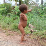 Boa Vista (RR), 15/02/2023, Criança yanomami em frente ao Hospital de Campanha Yanomami montado na Casa de Saúde Indígena - Casai. Por: Rovena Rosa/Agência Brasil