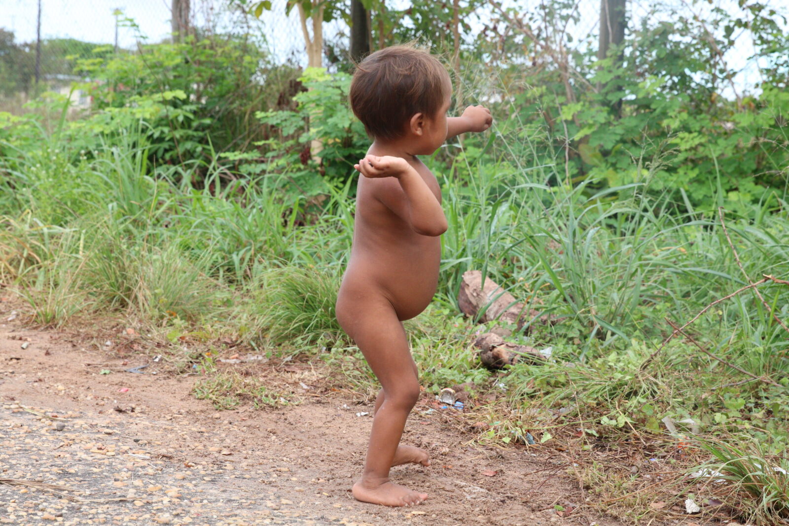 Boa Vista (RR), 15/02/2023, Criança yanomami em frente ao Hospital de Campanha Yanomami montado na Casa de Saúde Indígena - Casai. Por: Rovena Rosa/Agência Brasil