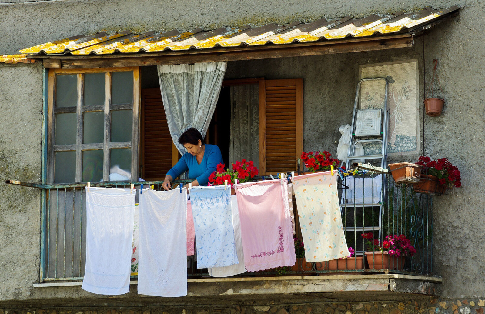 pnad mulheres gastam quase o dobro de tempo no servico domestico