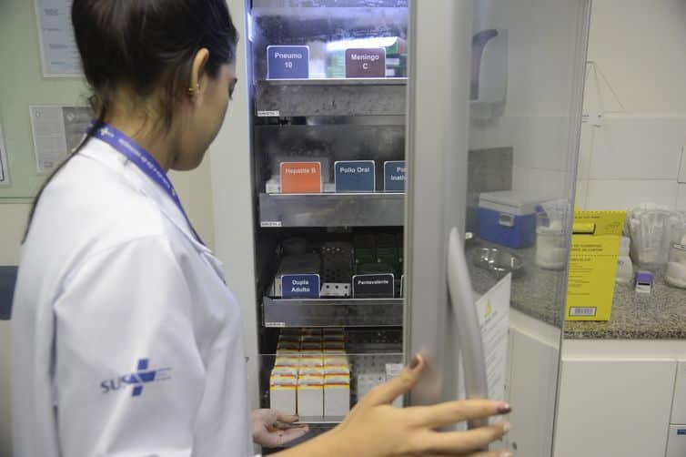  A técnica de enfermagem Thaís Marques seleciona vacinas na câmara de resfriamento do Centro Especial de Vacinação Álvaro Aguiar.