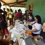 Junto com a distribuição das cestas passaram a ser ofertados serviços, como a emissão de 2ª via de documentos  - Foto por: Josi Dias