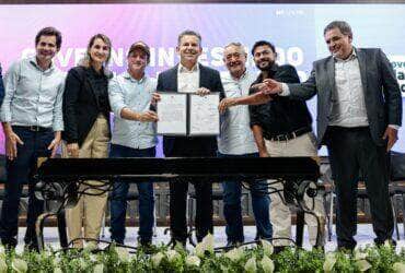 Assinatura a autorização dos recursos do aditivo para as obras do SER Família Habitação              Crédito - Mayke Toscano