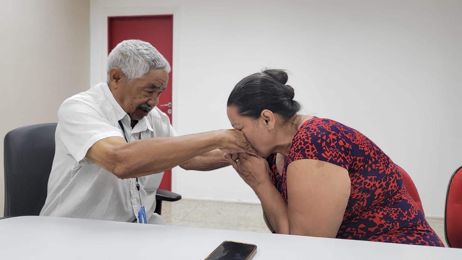 Mutirão Pai Presente: prestes a completar 50 anos, mulher é registrada pelo pai em Cuiabá