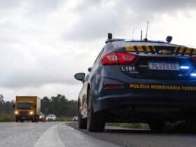 A Polícia Rodoviária Federal (PRF) informa que todas as rodovias federais na Bahia encontram-se com o livre fluxo de veículos, não havendo nenhum ponto de retenção total ou parcial Por: Polícia Rodoviária Federal/Bahia