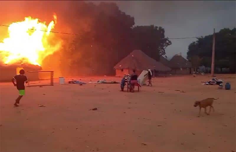 primeira dama de mt e governador levam ajuda humanitaria a aldeia atingida por incendio em campinapolis interna 1 2023 09 23 1287036461