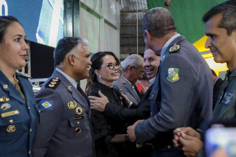 Primeira-dama de MT, Virginia Mendes recebendo a Medalha Mérito Águia Uno  - Foto por: Jana Pessôa