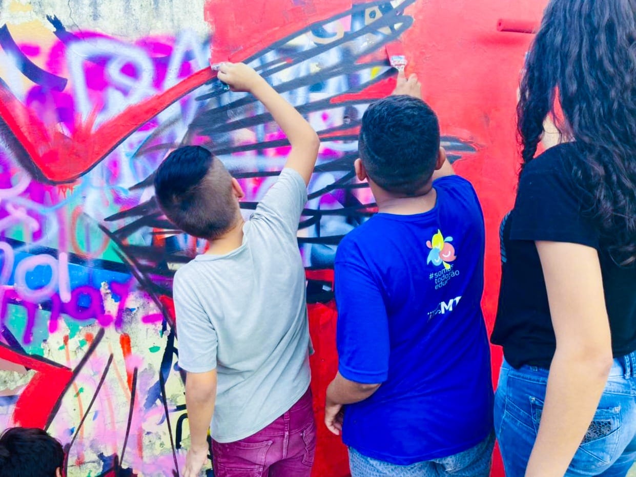 Com técnicas do grafite, os estudantes pintaram murais com ícones regionais.  - Foto por: Assessoria