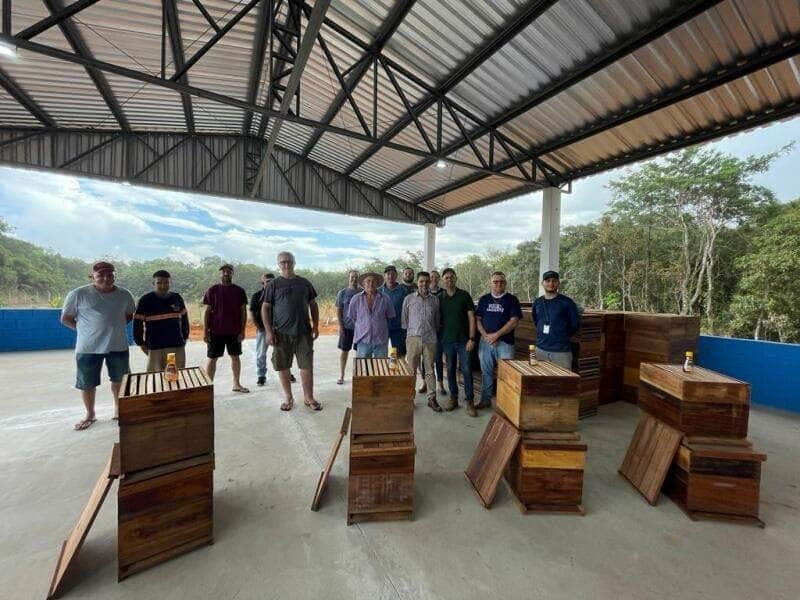 programa apilucas entrega 80 caixas de abelha para produtores