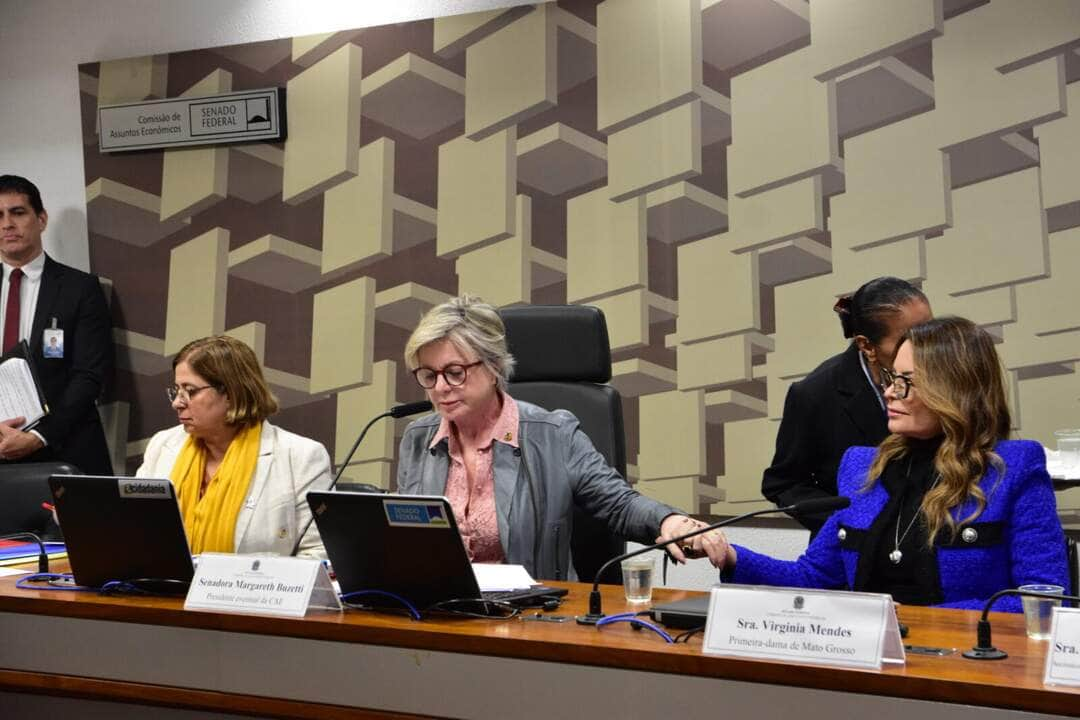 Na foto, a Ministra da Mulher, Cida Gonçalves, a senadora Margareth Buzetti e a primeira-dama de MT Virginia Mendes na audiência pública interativa no Senado Federal no mês de junho 2023  - Foto por: João Reis (Setasc)