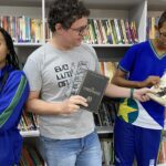 Os estudantes Joana Silva Guimarães e Luiz Eduardo, sendo orientados pelo professor Marcos Zadoretzki  - Foto por: Assessoria