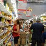 Vitória (ES) - Supermercados lotados com filas nos caixas e na entrada funcionam com horário reduzido (Tânia Rêgo/Agência Brasil)