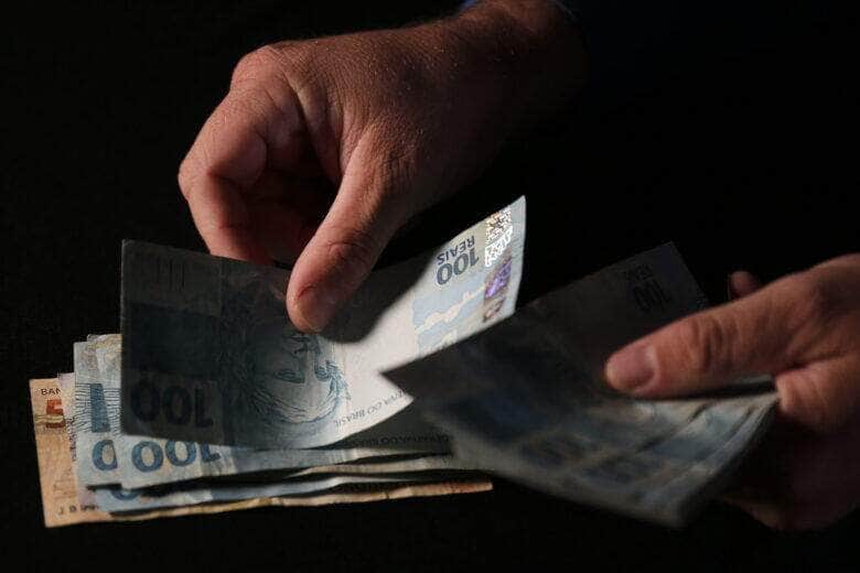 renda comprometida com dividas e a menor desde antes da pandemia scaled 1