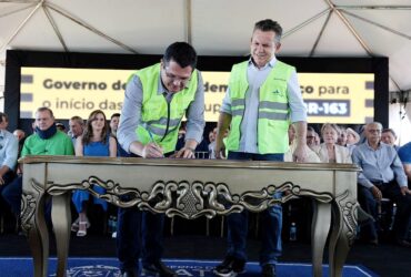 Presidente da Nova Rota do Oeste, Luciano Uchoa, e governador Mauro Mendes assinam ordem de serviço  - Foto por: Mayke Toscano/Secom-MT